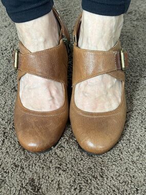 Clarks Women's Tan Mary Jane Heel with Buckle